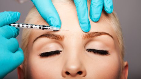 Bildet viser en kvinne som for injisert botox