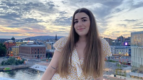 Bildet viser sykepleierstudent Emily Kolstad Stephensen på toppen av Operahuset i Oslo en sommerdag