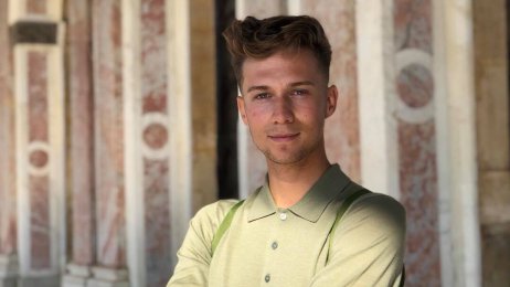 På bildet vises sykepleierstudenten Alexander Thomas