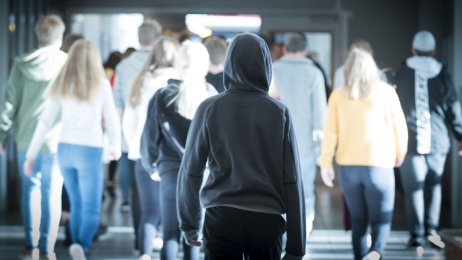 Bildet viser skoleelever som går i samlet tropp