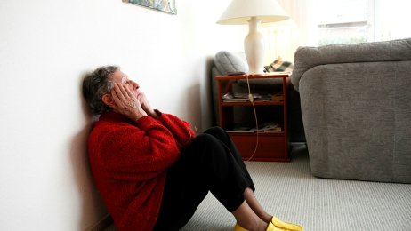 Ensomhet og depresjon blant eldre. Eldre kvinne sitter på gulvet i leiligheten sin. NB! Modellklarert. Foto: © Mike Schröder / Argus / Samfoto