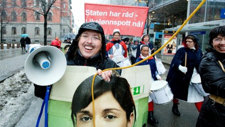 8. mars-toget med barteaksjon. Hovedtillitsvalgt Line Orlund i forgrunnen.