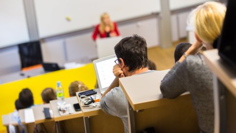 Studenter som sitter og hører på foreleser