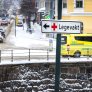 Bildet viser trafikkbildet i Oslo. Et skilt peker til Legevakta, mens en ambulanse kjører forbi