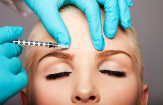 Bildet viser en kvinne som for injisert botox