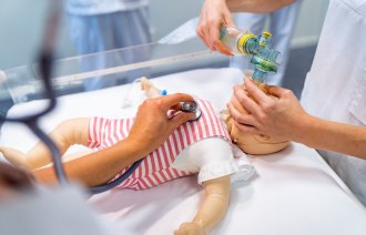 En student øver sammen med en lærer. Bildet er fra en simulering ved ferdighetssenter på Lovisenberg diakonale høgskole.