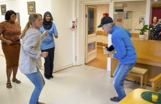 Bildet er fra tv-serien Helene sjekker inn og viser Helen Sandvig som danser med beboere på Villa Enerhaugen