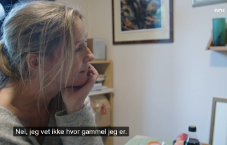 Bildet er en skjermdump fra tv-serien Helene sjekker inn