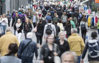 Masse folk på Karl Johan i Oslo