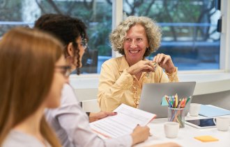 Bildet viser tre kvinner som sitter på kurs med PC-ene foran seg