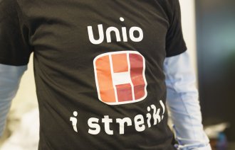 Bildet viser utsnittet av en t-shorte der det står "Unio i streik".