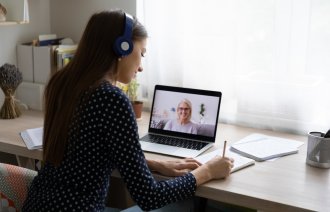 En student får veiledning digitalt