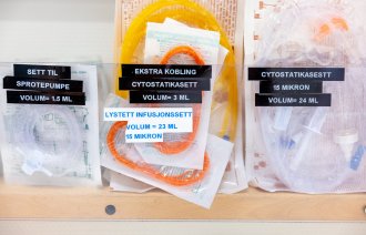 Bildet viser flere typer infusjonssett, ett av dem er lysbeskyttet.