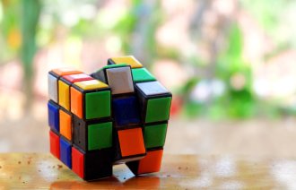 Bildet viser en Rubiks kube som ikke er løst