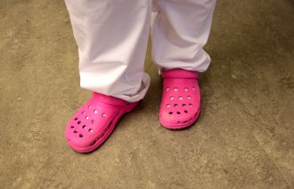 Rosa crocs