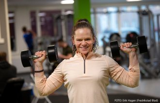 Bildet vise Therese Fostervold Mathisen som gjør skulderpress på et treningsstudio