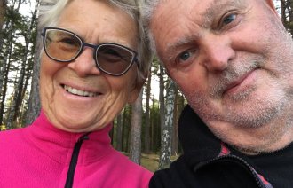 Bildet viser Leif Alnes og hans kone Anemarie Kragh Alnes som er rammet av demens. Bildet er fra i sommer, og her er de på tur i skogen på Jeløya.