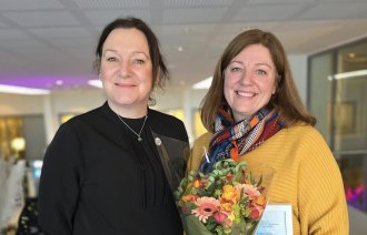 Bildet viser fylkesleder Ida Høiby i NSF Innlandet og Cecilie Aalborg, som har vunnet NSF Innlandets lederpris for 2024 