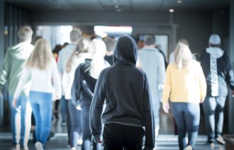 Bildet viser skoleelever som går i samlet tropp