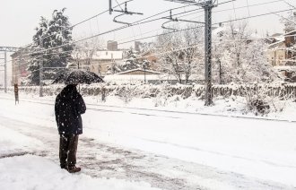 Bildet viser en mann på snødekt perrong i Oslo