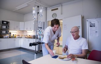 Per-Morten Foss får mat servert på Radiumhospitalet