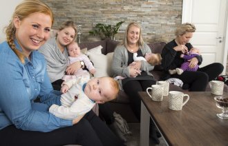 Bildet viser An-Magritt T. Ryste, Stina Nakken Berg, Jeanett A. Norshus og Karianne Thomassen med hver sin baby i fanget.