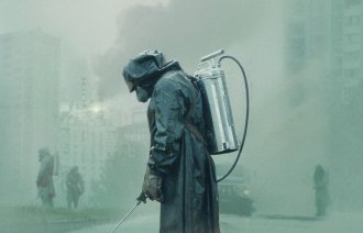 Bildet viser en person med verneutstyr fra TV-serien "Chernobyl" fra HBO.