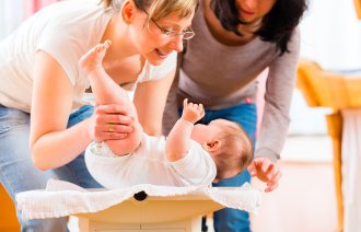 Bildet viser helsesøster på hjemmebesøk hos mor og baby.(Illustrasjonsfoto: Colourbox) 