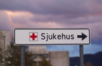 Bildet viser et veiskilt merket «Sjukehus».