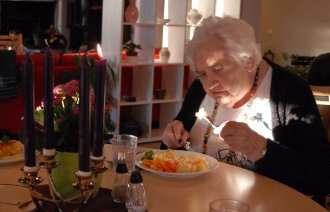 Bildet viser beboer Marit Torp som inntar middagsmaten ved Løten helsetun.