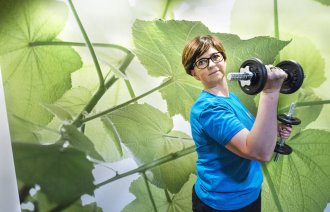 Bildet viser NSF leder Eli Gunhild By som trener med manualer.