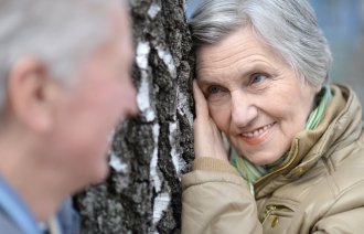 En eldre kvinne som ser gald og fornøyd på sin Kjæreste