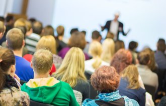 Forelesning med mange studenter