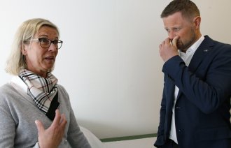 Sykepleier Janicke Fraser og helseminister Bent Høie (H).