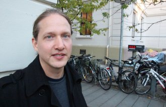 Bildet viser Stein Kyrre Sørensen utenfor Litteraturhuset i Oslo.