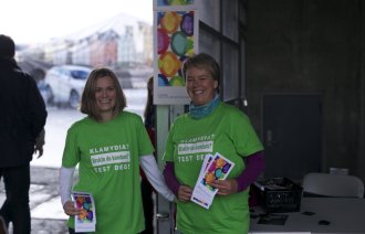 Bildet viser helsesøstrene Wenche Skarbø og Britt S. Skuseth på stand under Jugendfestivalen i Ålesund.