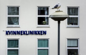 Et utsnitt av fasaden til Kvinneklinikken ved Haukeland sjukehus.