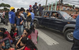 Nepal. Jordskjelv i Kathmandu. Politi og ambulanser passerer i ektrem fart.