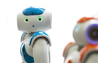 Bilde av robot som "ser" inn i kamera