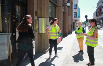 Sykepleiere står streikevakt utenfor Kreftforeningens lokaler