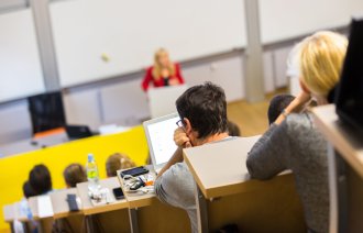 Studenter som sitter og hører på foreleser