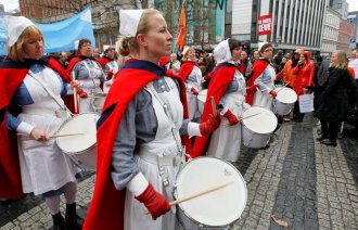 Bildet viser Norsk sykepleierforbunds trommekorps under 1. mai-toget i Oslo, 2010.