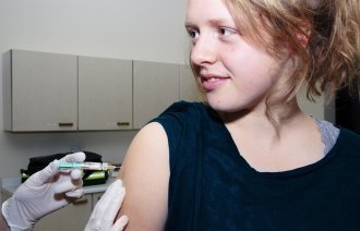 Bildet viser en jente som blir vaksinert mot HPV