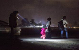 Flyktninger kommer til flyktningeleiren i Idomeni på grensen til Makedonia