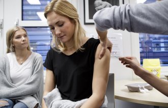 Bildet viser en ung kvinne som får hpv-vaksine.