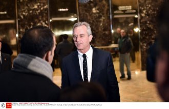 Bildet viser Robert F. Kennedy Jr. som snakker med media.