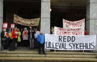 Bildet viser en protestmarkering mot nedleggelse av Ullevål sykehus i borggården utenfor Oslo rådhus