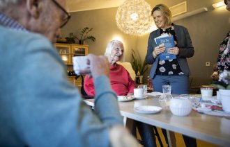 Bildet viser Sylvi Listhaug på Hobøl Bo- og behandlingssenter