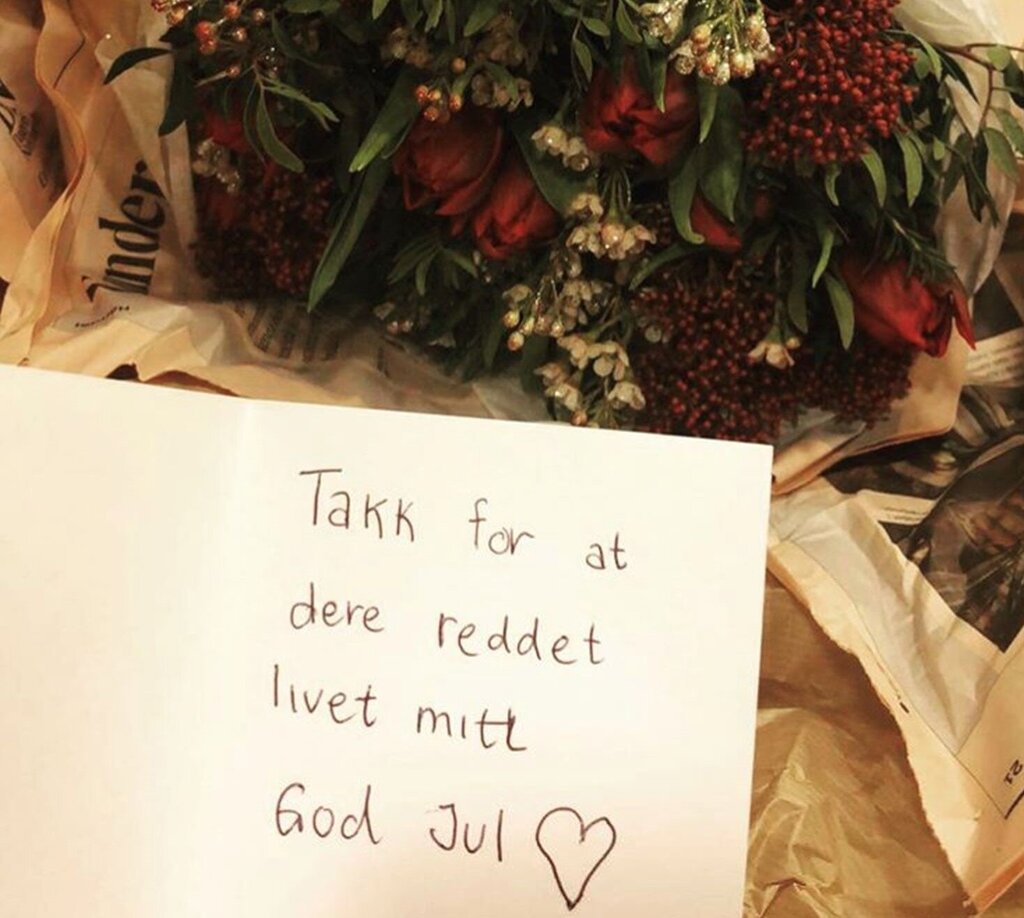 Bildet viser en blomsterbukett og et kort der det står "Takk for at dere reddet livet mitt. God jul."