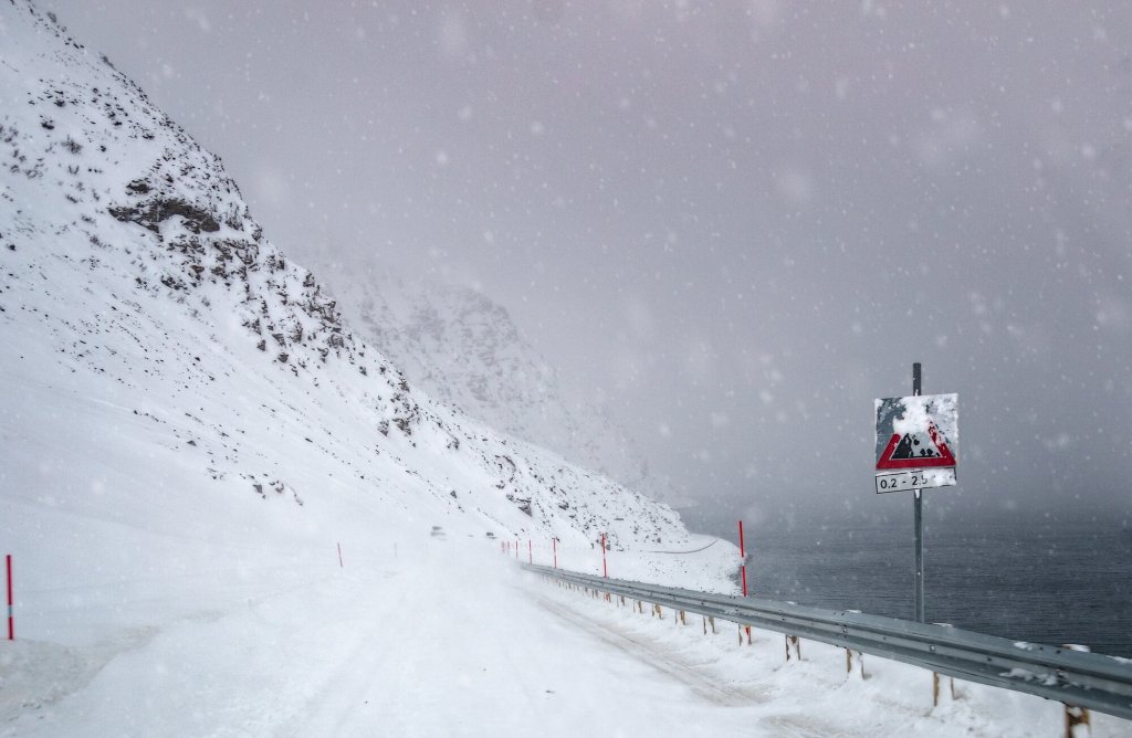 Bildet viser en vei i snøen.